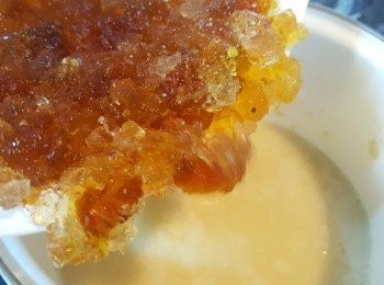 step4: 將桃膠及冰糖加入，煮至冰糖溶解。