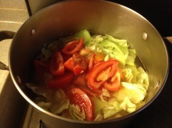 step6: 再次滾起後加入椰菜和蕃茄