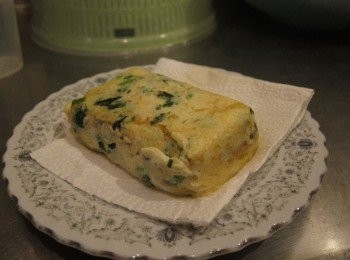 step3: 待鍋熱，用廚房紙巾沾由薄圖一層，再倒入一匙蛋汁。 等到冒出泡泡厚，要把泡泡戳破，一邊快速的捲起...完成後倒扣出來放涼，再切