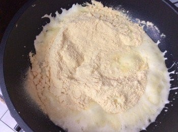 step3: 加入奶粉，轻轻搅拌至均匀