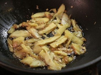 step4: 鍋中加熱麻油後，放入薑塊用小火扁香。