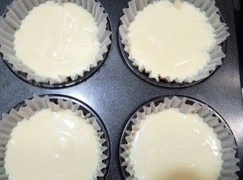 step6: 再將起司麵糊倒入瑪芬模型中9分滿,用170度烤35分,途中將烤盤前後左右對換, 這樣顏色才會烤的比較均勻