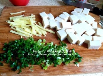 step8: 之前盛起的昆布切成幼條後用水沖洗及瀝乾 , 蔥切細粒 , 薑去皮切絲 , 豆腐切粒
