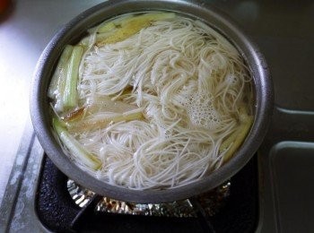 step3: 湯鍋水滾後下爆香後的<span class="group_3">配料</span>