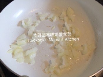 step3: 在鑊倒入少許油炒香洋蔥,