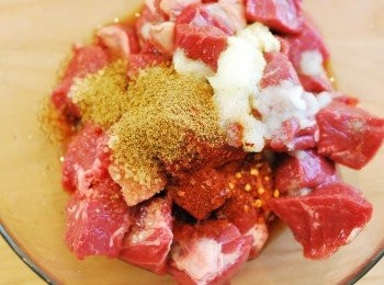 step2: 取一中盆混合羊肉、洋蔥泥、蒜泥及所有調味料，覆上保鮮膜冷藏醃漬2個小時或隔夜