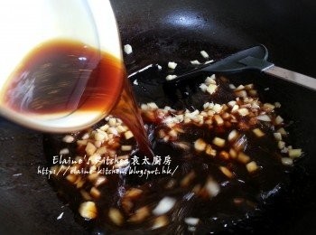 step9: 燒紅鑊 , 爆香薑粒及蒜粒有香味後 , 加入汁料拌勻煮滾