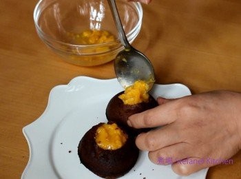 step7: 把芒果蓉釀入蛋糕內即可