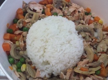 step4: 將什豆、白飯及三文魚碎拌勻。