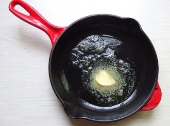 step6: 準備平底鍋，放入奶油熱鍋。