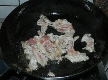 step1: 起一油鍋，肉片下鍋快炒