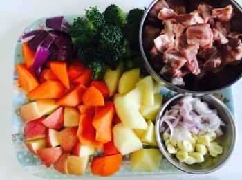step1: 牛肋條沖洗乾淨，抹乾，切細粒；
西蘭花用淡鹽水浸10分鐘，切細；
紅蘿蔔和薯仔分別去皮切塊；
蘋果洗淨，切塊；
紫洋蔥去皮切塊；
蒜頭及乾蔥頭分別去皮切片。