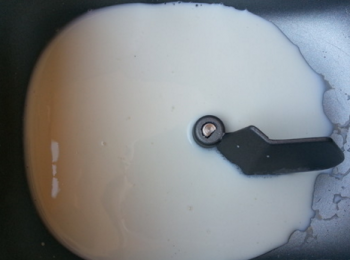 step1: 細砂糖，牛奶和鹽先倒入麵包機中。