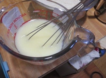 step3: 3/4杯的牛奶加1湯匙醋拌匀等10分鐘，然后將所有<span class="group_1">食材</span>B拌匀。Measure the buttermilk, milk, and vegetable oil in a Pyrex measuring cup; mix in the egg yolk and set aside.