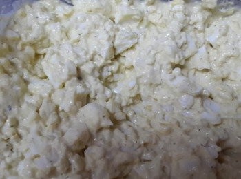 step1: 將蛋煮成水煮蛋~煮好後剝掉蛋殼搗碎 加入調味料拌勻備用
