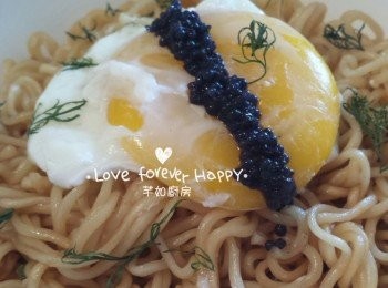 step3: 放上已去蛋殼的溫泉蛋及黑魚子, 灑上香草碎, 即成黑魚子溫泉蛋撈丁