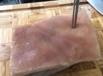 step2: 豬腩肉用廚房紙抹乾，然後拔毛，或用火槍燒毛。然後用鐵針插透豬皮(鬆針)，可以幫助烤焗時爆皮。返轉再插豬肉底部，幫助醃肉時入味。