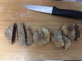 step2: 蜜棗及無花果乾洗乾淨，將無花果乾,一粒切開4件