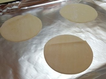 step1: 將餃子皮平均擺放在焗盤上。