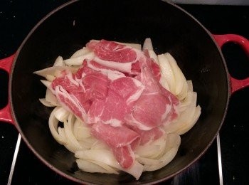 step1: 前製作業:將馬鈴薯及胡蘿蔔去皮切成塊狀,洋蔥切條狀。將蒟蒻剝成塊狀或切成條狀,再用熱水汆燙3分鐘去除它的鹼味。熱油鍋後將洋蔥下鍋爆香,炒至透明狀。依序加入肉片,稍作拌炒。