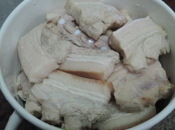 step2: 將川燙後的三層肉放入鍋內，厚度約1.2公分左右