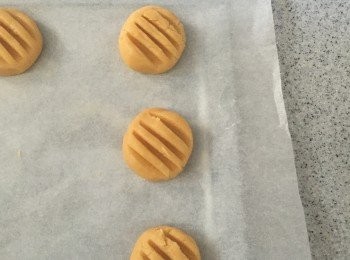 step3: 把麵團分成小份，約15g一份，滾圓。
放到已鋪上入爐紙的烤盤上，用叉壓出紋理。