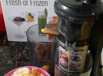 step1: 將鮮橙洗淨去皮，剥成一瓣瓣果肉，將慢磨機安裝好，按開關製，放入鮮橙果肉