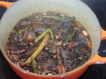 step2: 在鍋內放少許油，爆香青蔥，乾蔥，蒜頭和薑片。倒入所有調味料和香料大火煮滾。