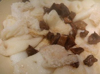 step4: 將牛肝菌碎和牛肝水一同落鑊煮滾。