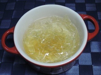 step1: 吉利丁片剪成小塊，泡入100C.C.冰水中