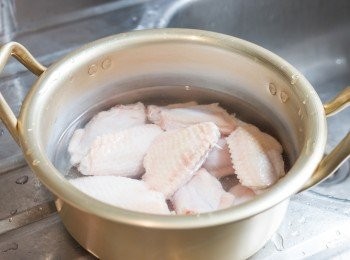 step3: 隔走熱水後以冷水沖<a href="https://bit.ly/3zHU5V3" target="_blank" data-keyword="雞翼" class="guide-link"><strong>雞翼</strong></a> <span style="display:inline-block;vertical-align:middle;margin-top:-3px;color:initial;border-radius:3px;padding:2px 3px;font-size:12px;line-height:14px;background:#87d300;color:#fff;">即買</span> 至降溫，隔水再印乾<a href="https://bit.ly/3zHU5V3" target="_blank" data-keyword="雞翼" class="guide-link"><strong>雞翼</strong></a> <span style="display:inline-block;vertical-align:middle;margin-top:-3px;color:initial;border-radius:3px;padding:2px 3px;font-size:12px;line-height:14px;background:#87d300;color:#fff;">即買</span> 。