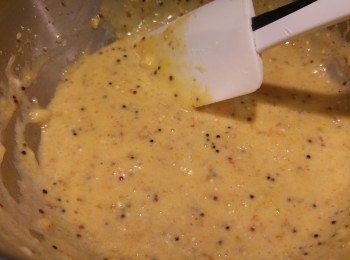 step3: 將牛油液和藜麥合桃碎和香蕉蓉加入蛋黃液中攪混。