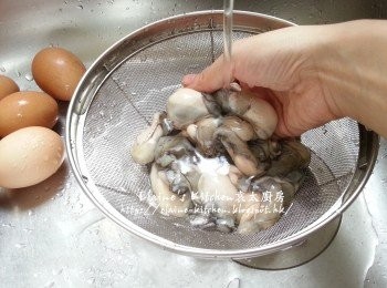 step1: 蠔仔放入隔篩內 , 加入生粉用水沖洗