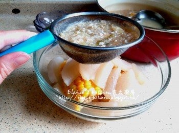 step8: 將粟米及白蘿蔔盛起放入大碗內 , 再將湯渣隔去成豆漿蔬菜清湯