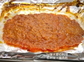 step3: 放焗爐中，上下火220度20分鐘，中間要反面及倒去多余的汁液。至两面熟透，乾身，颜色轉啡红色，(比之前缩細好多)。可以每邊掃上糖水(糖漿加水拌匀)，各再用200度焗5分鐘。如果看上去唔乾身，可以再焗多少少時間，因每个爐熱力唔同，靠自己觀察。