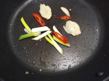 step7: 同鍋把爆香料煸香。