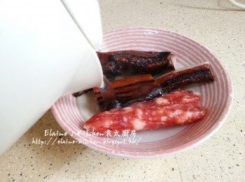 step1: 臘腸及臘肉用熱水沖一沖洗乾淨