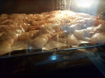 step4: 焗爐預熱230度10分鐘,將大蝦放入焗8-10分鐘(時間因應蝦大細而定,只需目測見蝦肉轉白色即可)