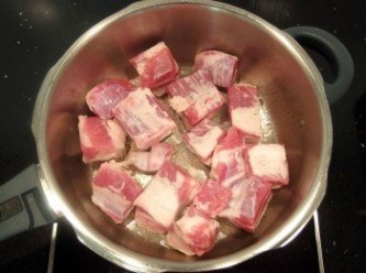 step3: 鍋子加熱後,將五花肉下鍋煸至豬油釋出,再煎出每面焦香狀。