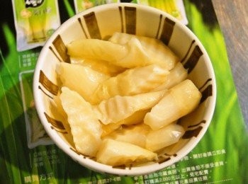 step2: 撕開料理包裝袋後，將《台灣新茭傲可愛波浪筍》取出放入碗盤中。