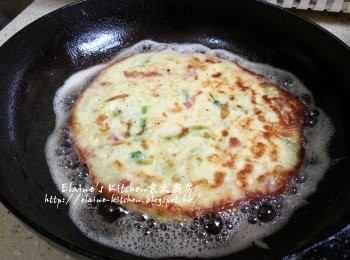 step7: 放入鑊中用中火慢慢煎至兩面金黃色即可