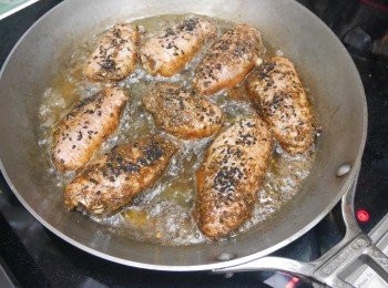 step6: 下<a href="https://bit.ly/3zHU5V3" target="_blank" data-keyword="雞翼" class="guide-link"><strong>雞翼</strong></a> <span style="display:inline-block;vertical-align:middle;margin-top:-3px;color:initial;border-radius:3px;padding:2px 3px;font-size:12px;line-height:14px;background:#87d300;color:#fff;">即買</span> 後，中小火兩邊煎熟，用筷子插入沒有血水流出即可