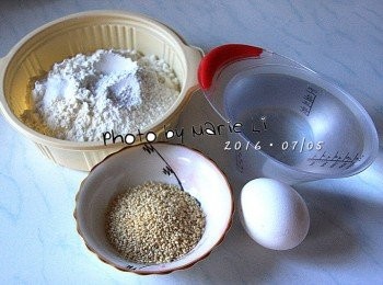 step1: 先將麵粉、木薯粉、鹽充份混合均勻備用。