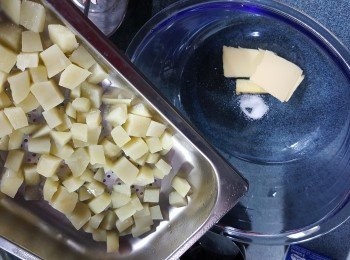 step2: 將牛油16g及鹽半茶匙用碗裝起,當薯仔蒸熟後,襯熱加入牛油中