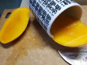 step4: 將一個熟透的芒果切開，利用杯將芒果肉輕易取出，然後切細粒待用（熟透的芒果先會甜，影響布丁效果很重要）