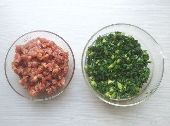 step2: 豬絞肉先用一點醬油及胡椒粉和芝麻香油醃製入味，韭菜花切丁。