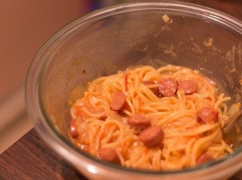 step5: 取出，意粉應該熟透及汁料會變得濃稠，趁熱加入芝士粉拌勻，汁料會更濃稠掛到意粉上，完成