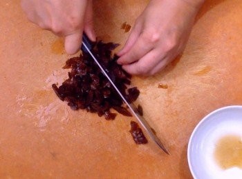 step3: 酒梅切去肉，不要核，把梅肉切碎