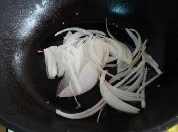 step3: 同一鍋子再加入半茶匙油燒熱 ; 把洋蔥加入炒至香味出來