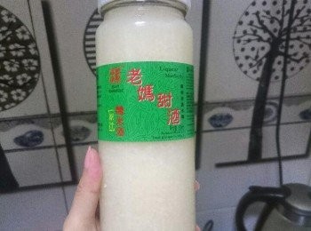 step4: 這菜色基調是用醪糟汁的, 我今次使用了這款老媽甜糯米酒, 味道亦不錯。